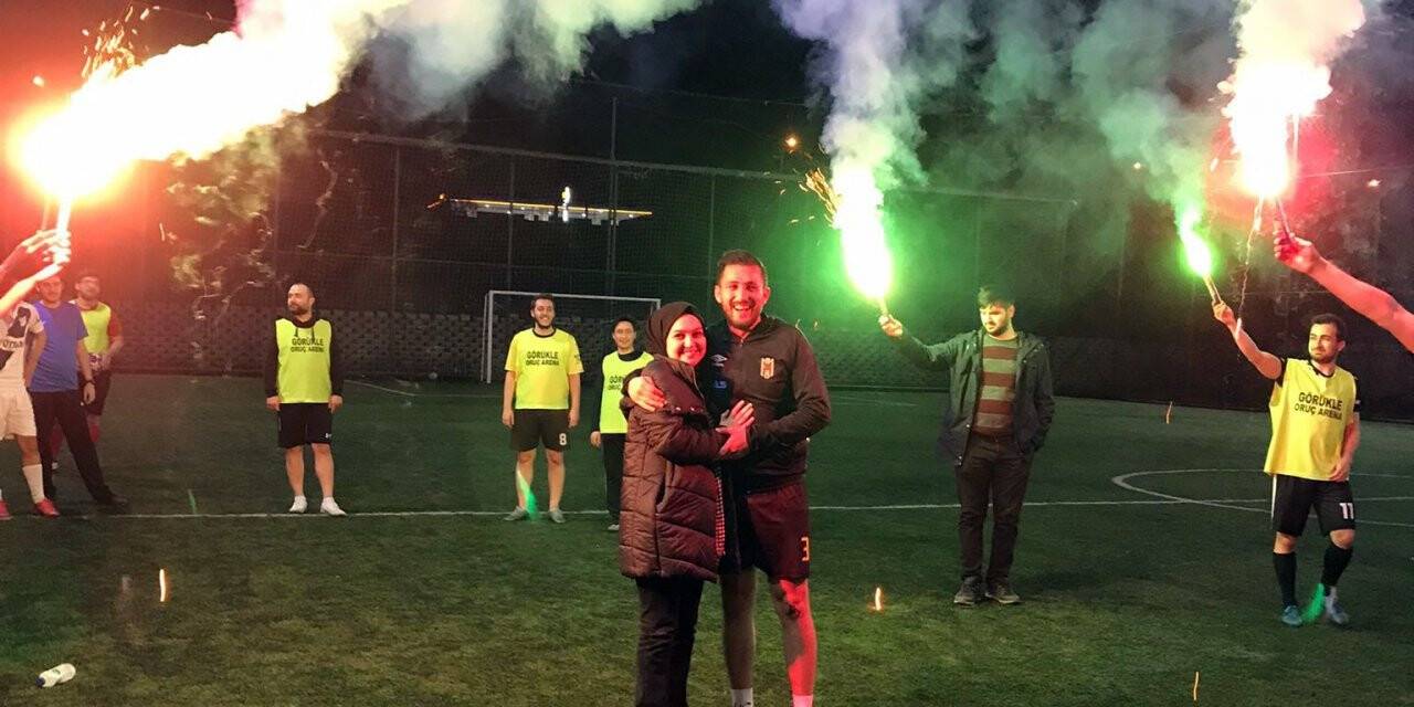 Halı sahada evlilik teklifi