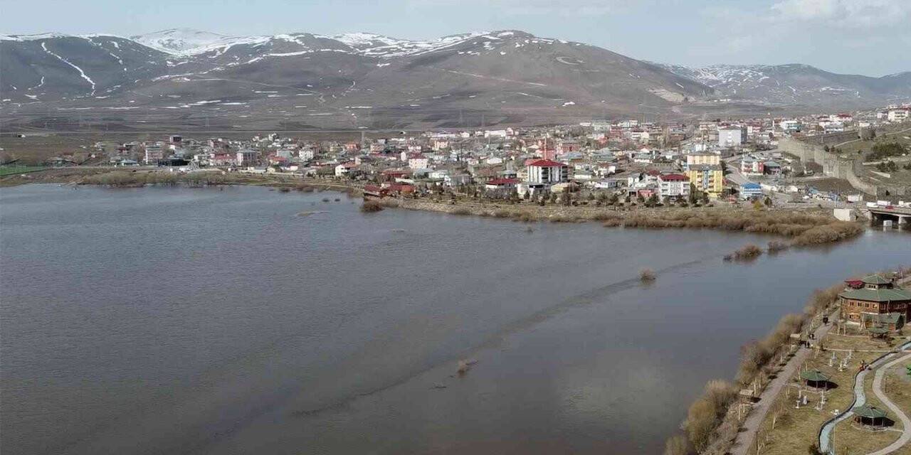 Sular altında kalan Ardahan Ovası havadan görüntülendi