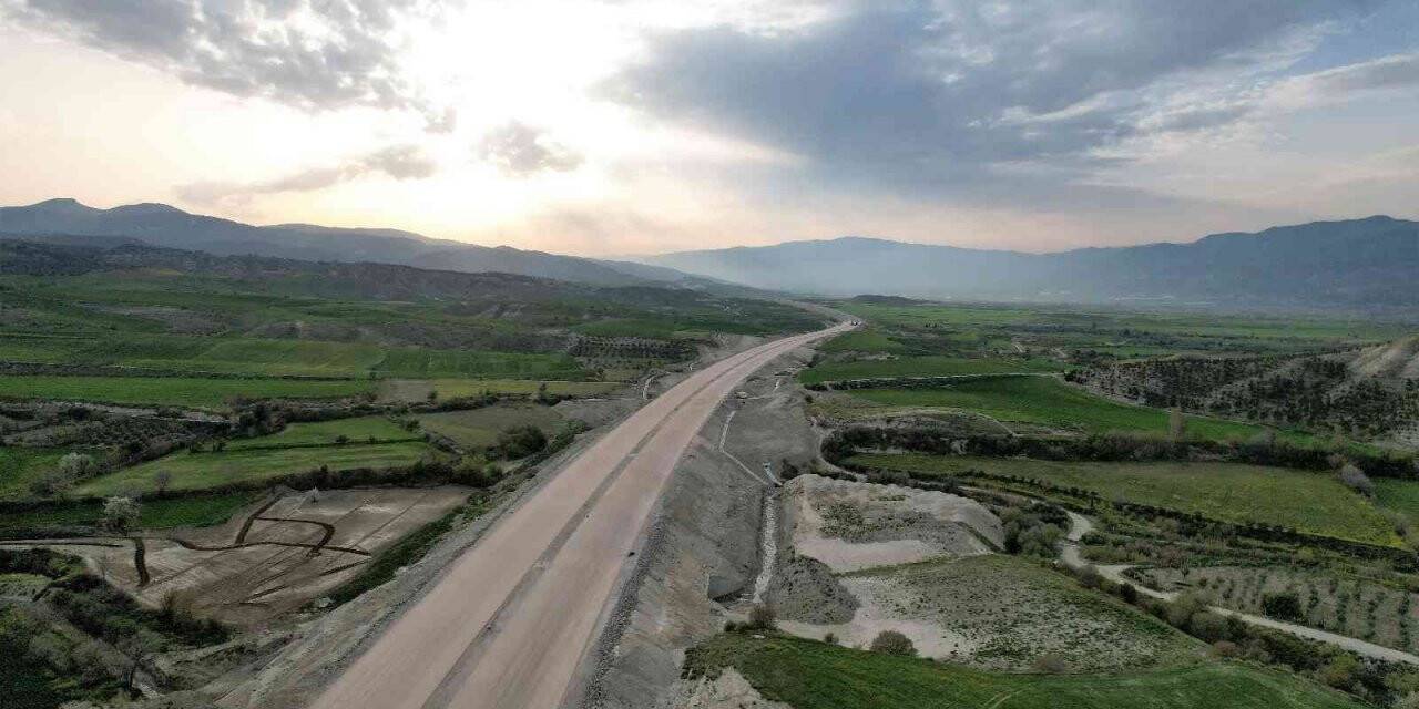 Aydın-Denizli Otoyolunda çalışmalar tüm hızıyla sürüyor