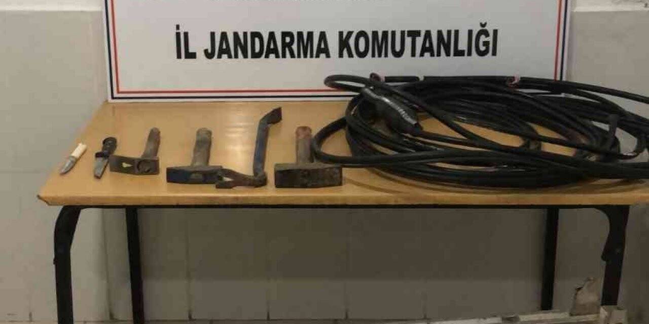Kablo hırsızları jandarmadan kaçamadı
