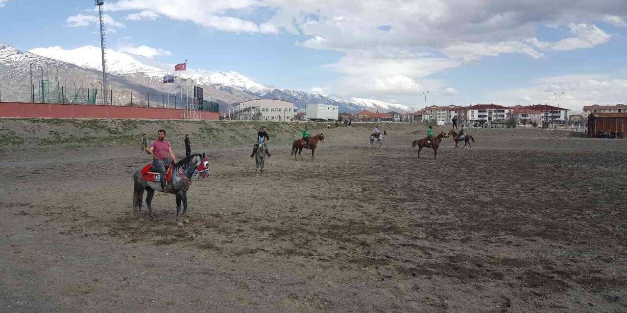 Erzincan’da ata sporu cirit yaşatılıyor