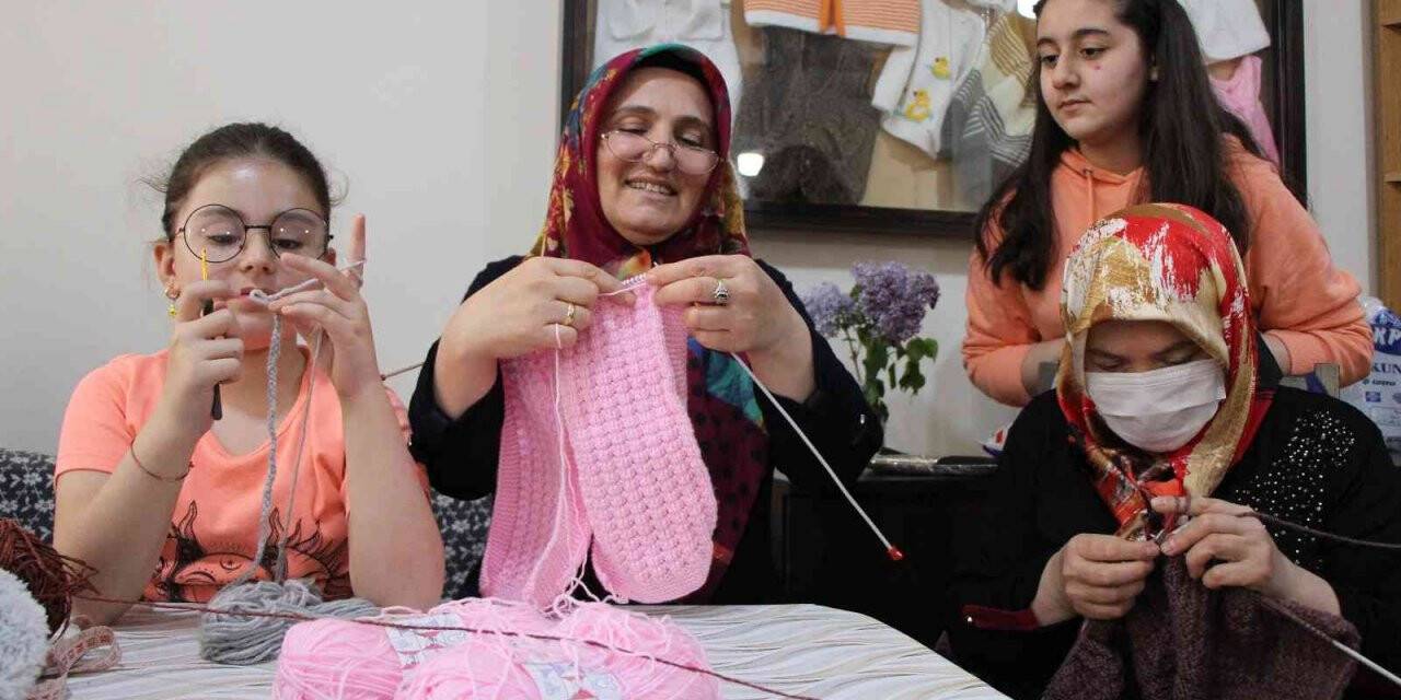 Nineler ve torunları birlikte örgü yapıyor