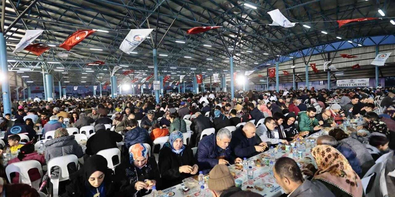 Büyükşehrin iftar bereketi bu kez Anafartalar’a taşındı