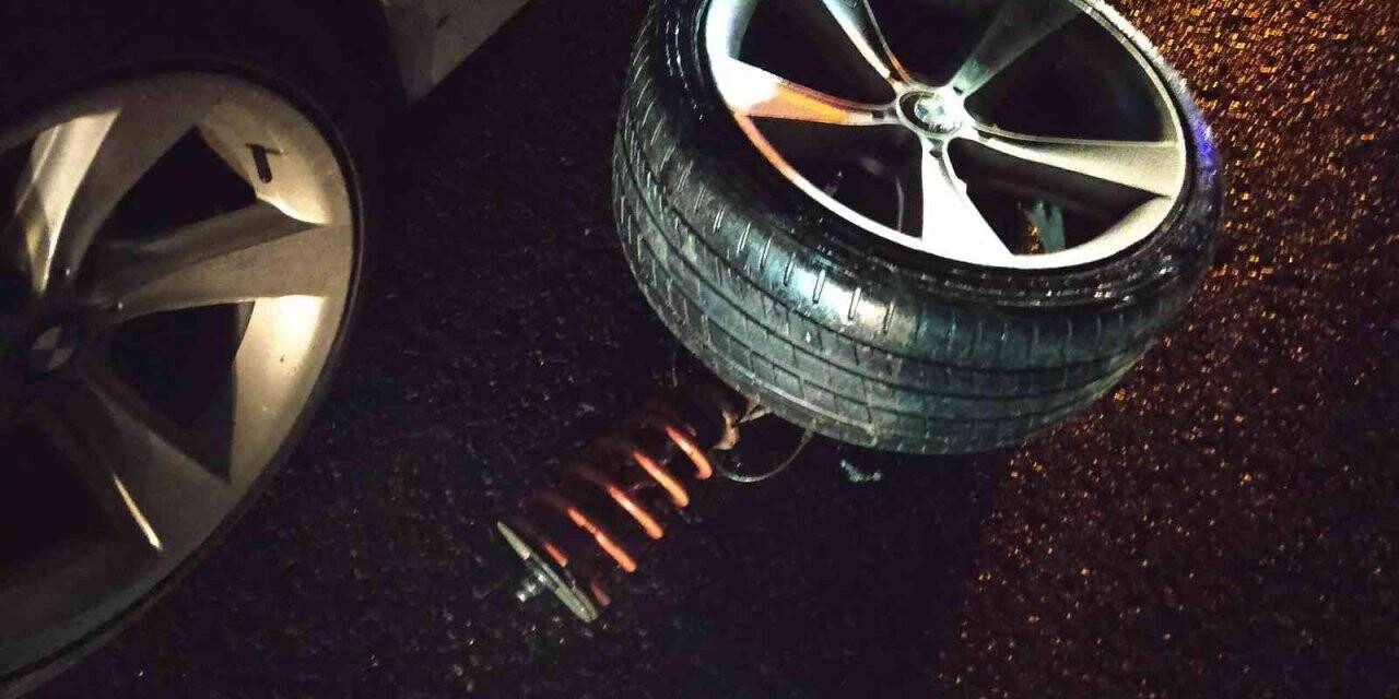 Lastiği fırlayan aracın sürücüsü kazada hafif yaralandı