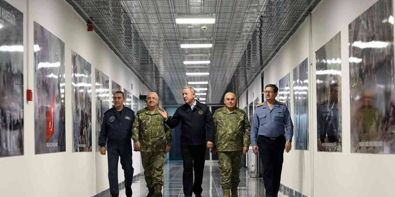 Bakan Akar beraberindeki TSK komuta kademesi ile Kara Kuvvetleri Harekat Merkezi’nde Pençe Kilit Operasonu’nu takip etti