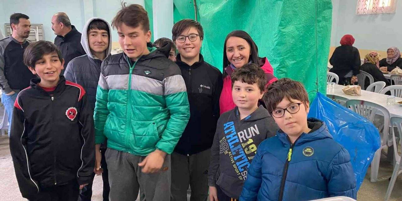 Başkan Tekin çocuklarla yemek alma sırasına girdi