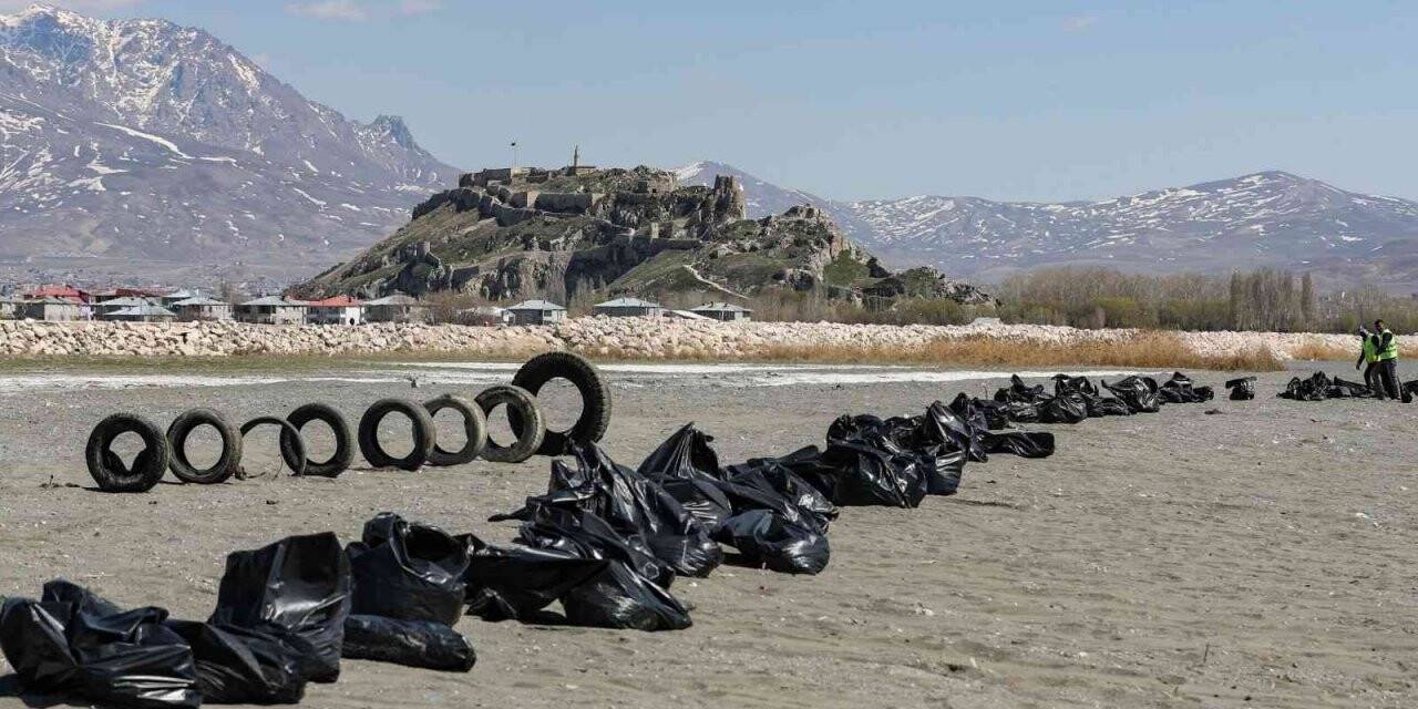 Van Gölü sahilinde 45 ton çöp toplandı