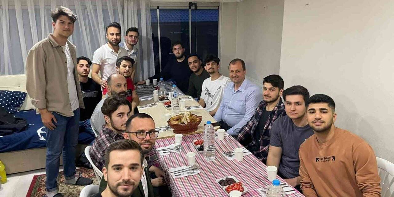 Başkan Usta, öğrencilerin iftar sofrasına konuk oldu