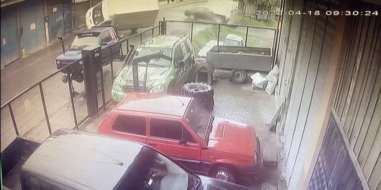 Ümraniye’de otomobil ile kamyonet çarpıştı: 2 yaralı