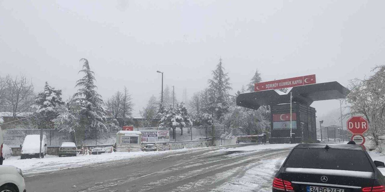 Kırklareli’nin yüksek kesimlerinde kar yağışı etkili oluyor