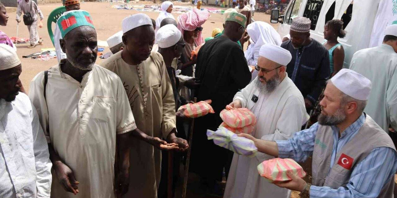 Gine’de her gün beş ayrı bölgedeki ihtiyaç sahiplerine 3 bin kişilik iftar yemeği dağıtılıyor
