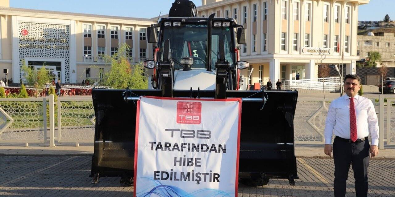 Türkiye Belediyeler Birliği’nden Cizre Belediyesine kepçe hibe edildi