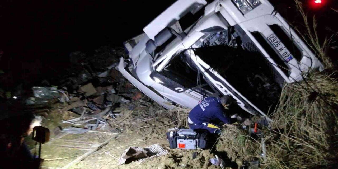 Manisa’da hurda yüklü tır devrildi: Sürücü yaralandı, yolcu öldü