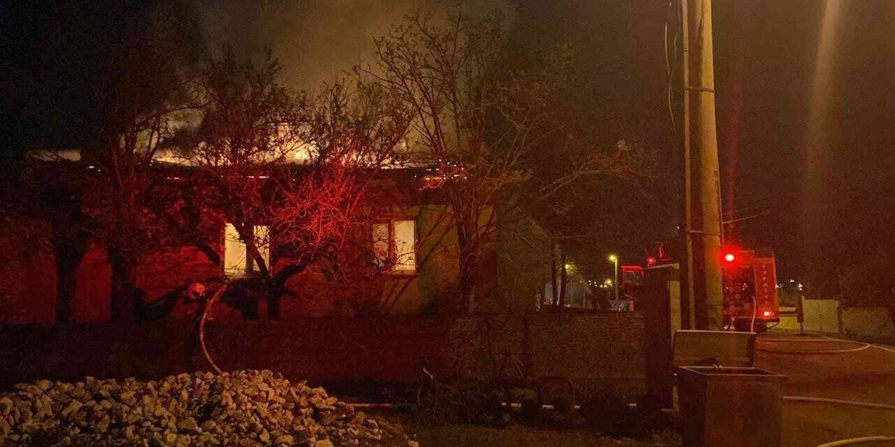 Bacadan düşen kıvılcım evi kül etti