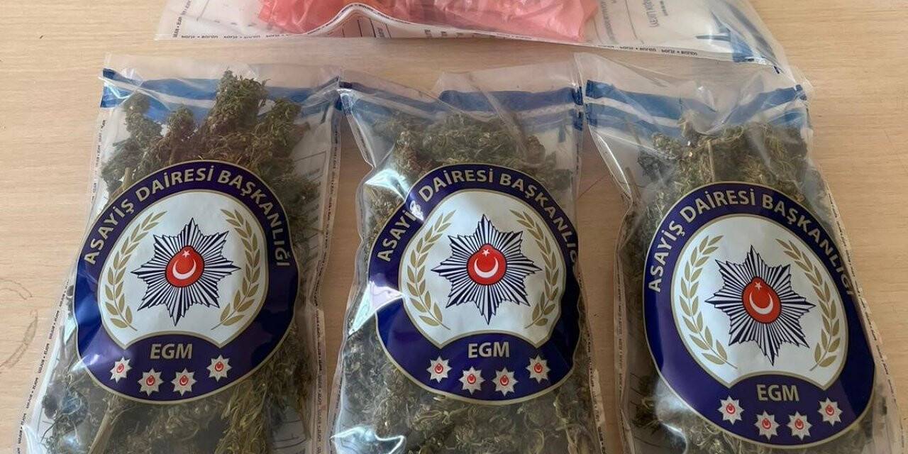 Motosikletçi kaskında gizlenen uyuşturucu polise takıldı