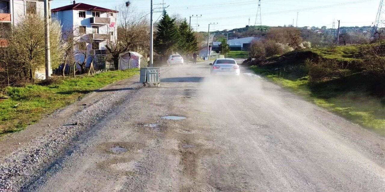 Bu sokaktan araç geçince her yer toz içinde kalıyor