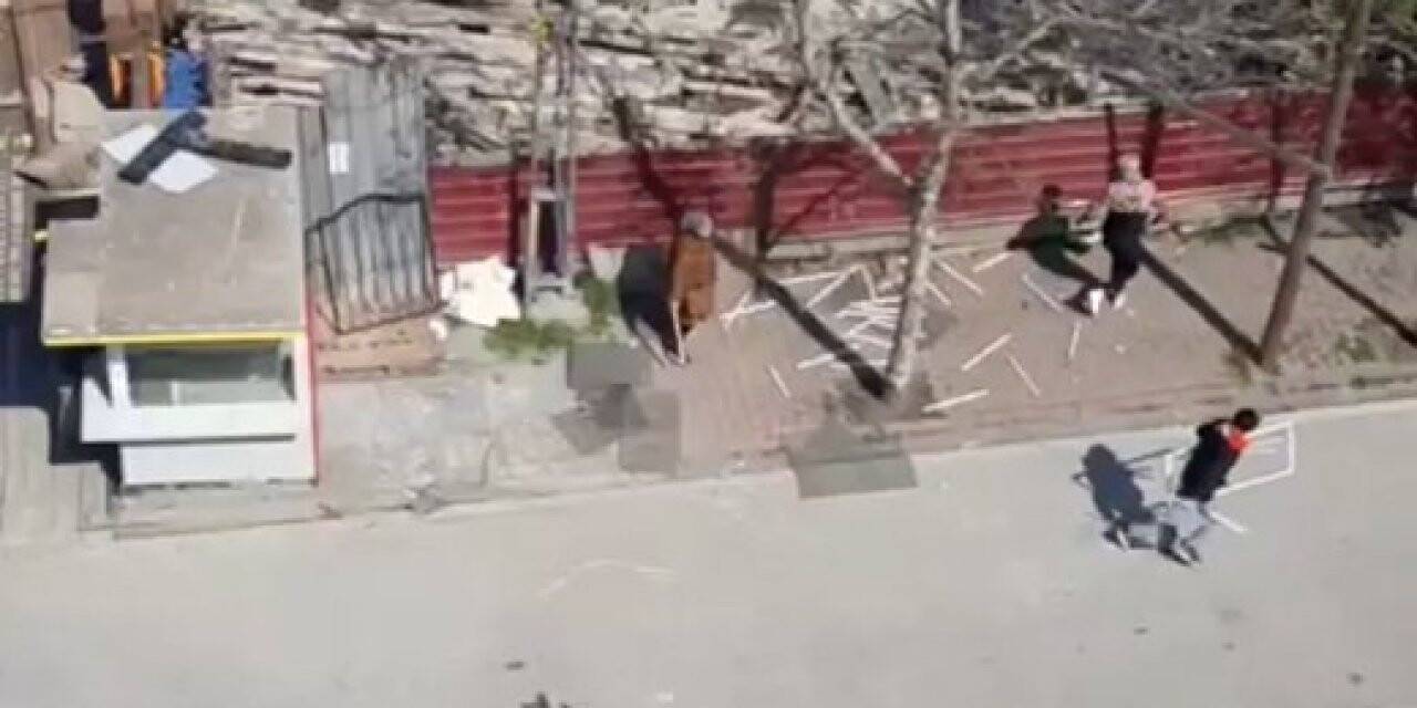 Yaşlı kadın eline demir sopa aldı, hırsızları kovaladı