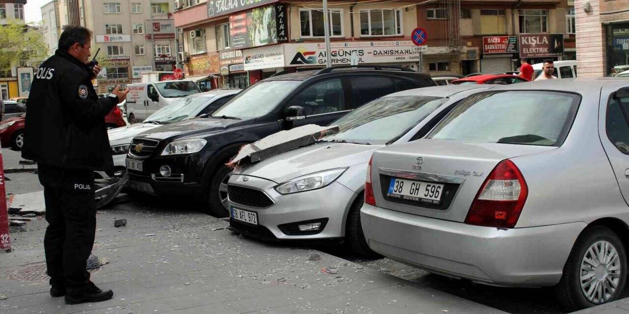 Binadan kopan parçalar araçların üzerine böyle düştü