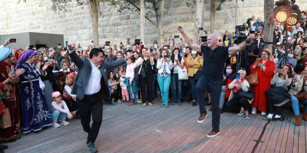 Yunanistan eski Başbakanı Papandreou sirtakiyi bırakıp, Başkan Aras’la zeybek oynadı