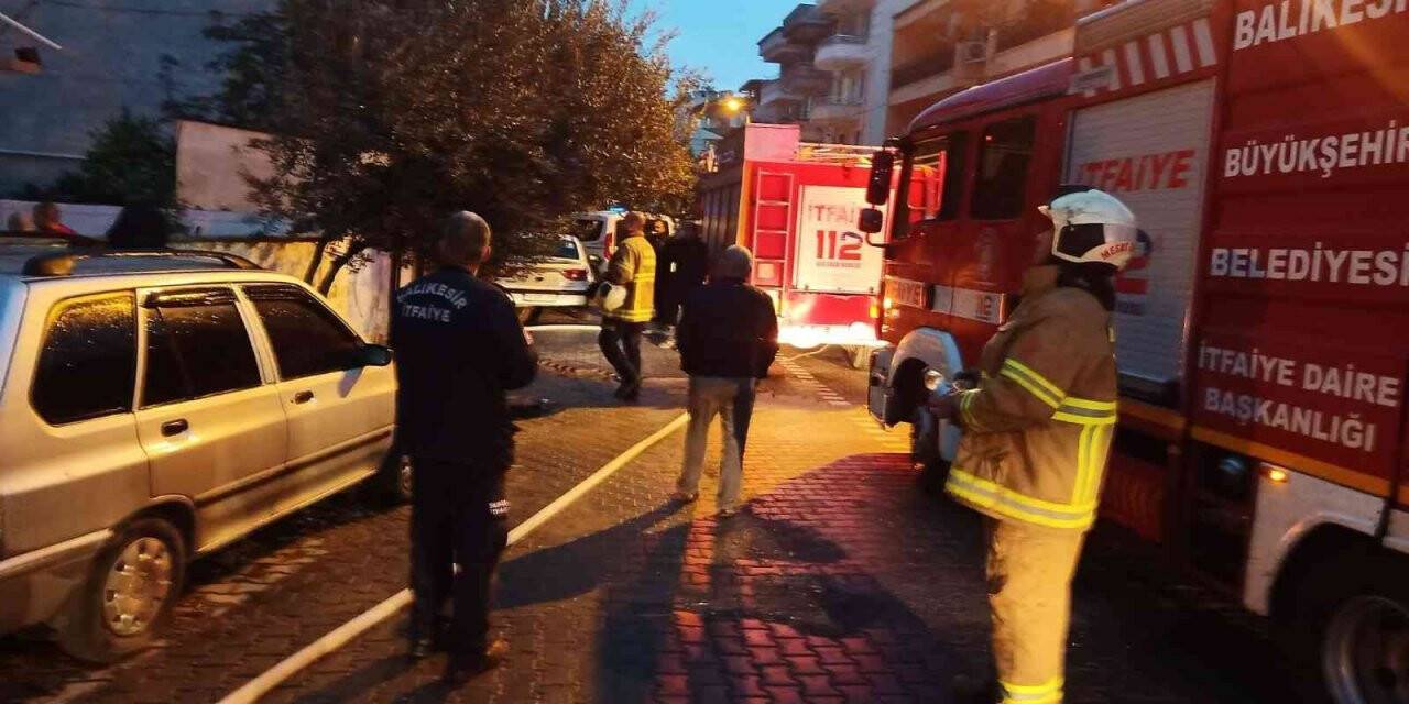 Balıkesir’de ev yangını itfaiye tarafından söndürüldü