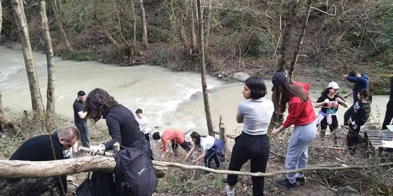 Öğrenciler meyve fidanı dikti