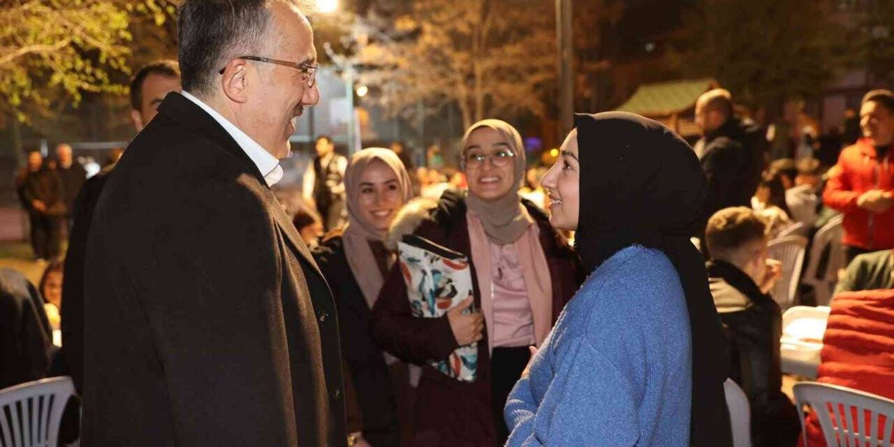 Başkan Savran gençlerle sahurda  buluştu
