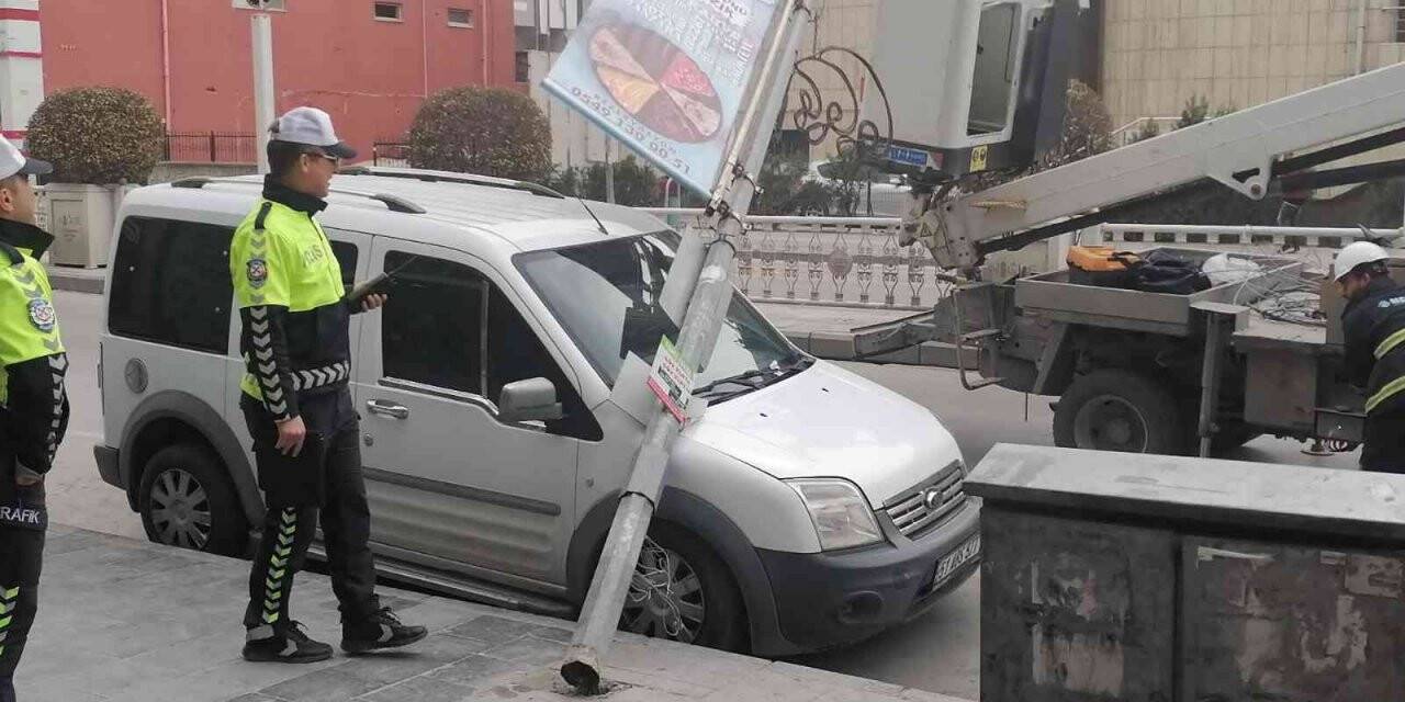 Rüzgar, elektrik direğini devirdi