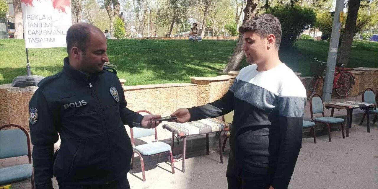 Bulduğu telefonu polise teslim etti