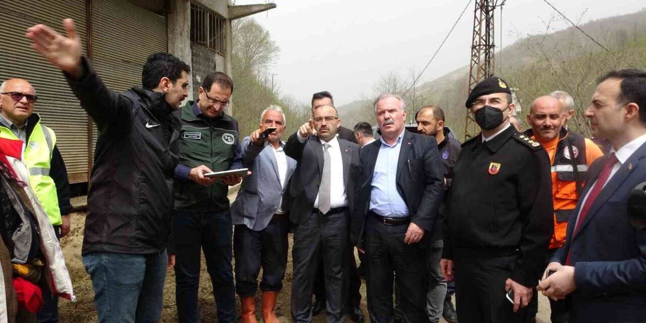 Vali Ustaoğlu çamur afetinin yaşandığı bölgede incelemelerde bulundu
