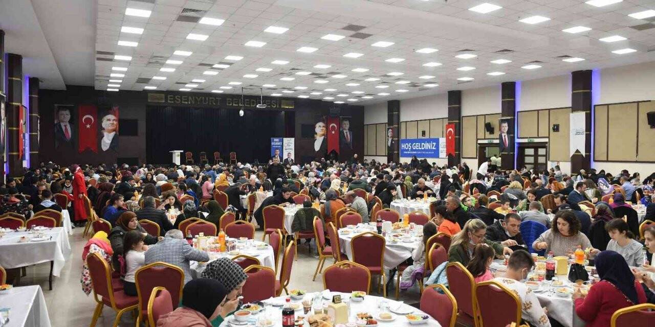 Esenyurt Belediyesi gazi ve şehit ailelerini iftar sofrasında ağırladı
