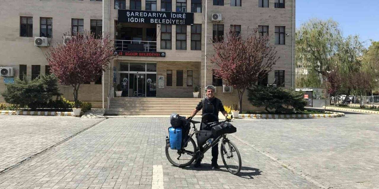 Bisikletle dünyayı geziyor