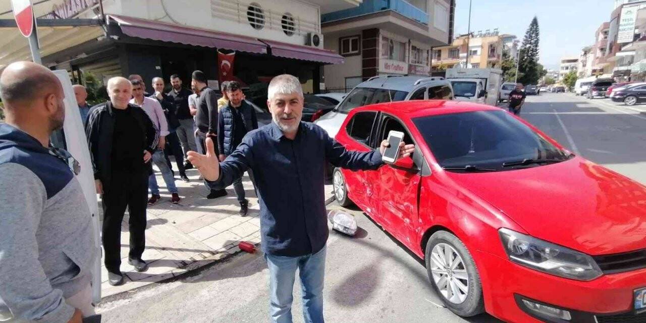 Caddelerin kesiştiği kavşaktaki kazalara, esnafın tepkisi