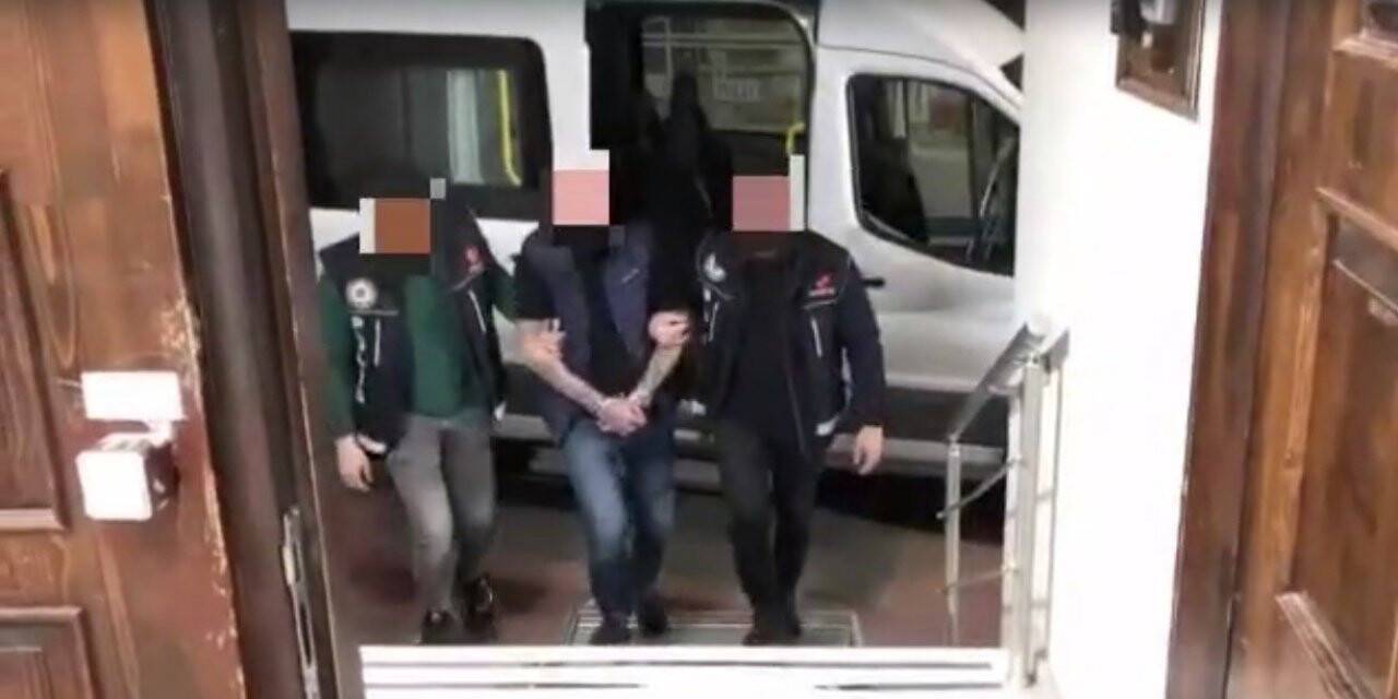 İzmir’de zehir baskını: Yaklaşık 175 bin adet sentetik hap ele geçirildi