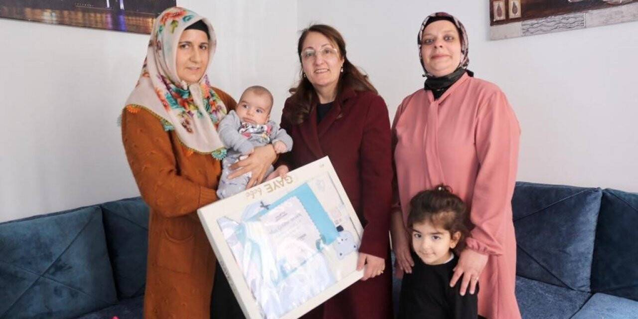 Yeni doğan bebeklerin ilk hediyesi Kağıthane Belediyesi’nden