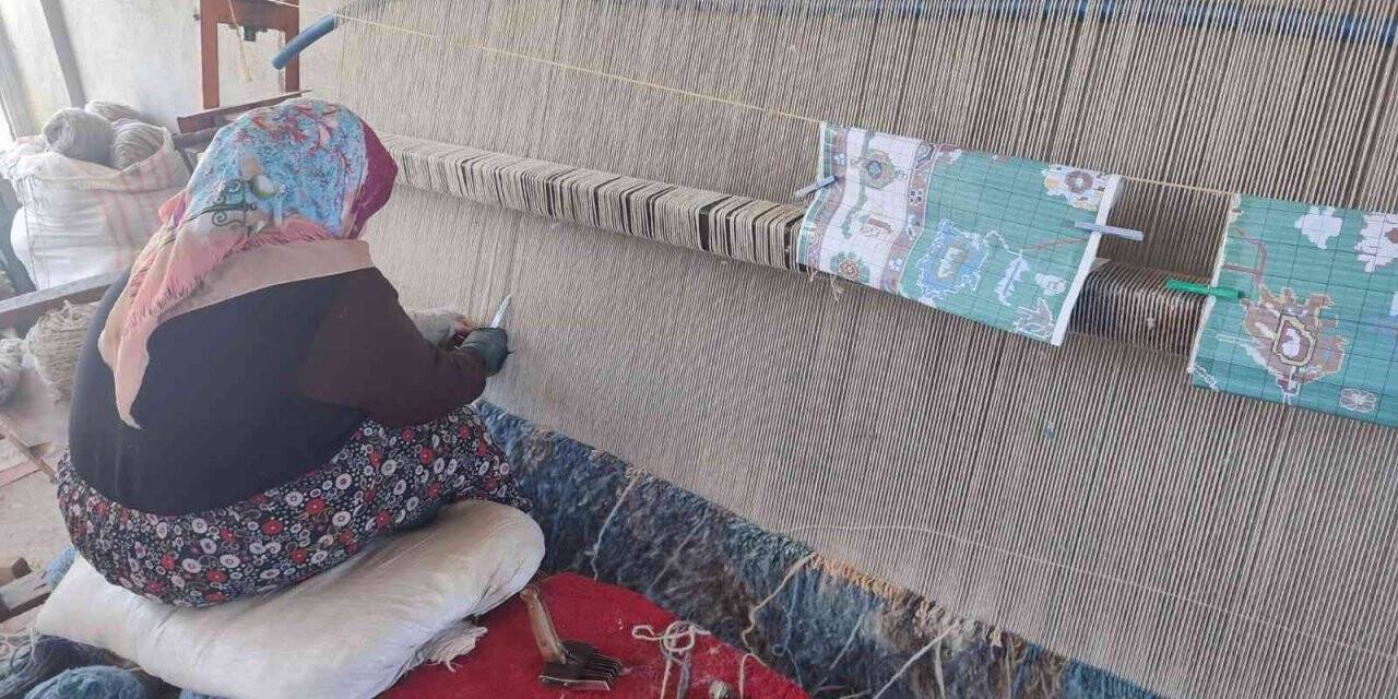 Sahurdan sonra halı dokuyorlar