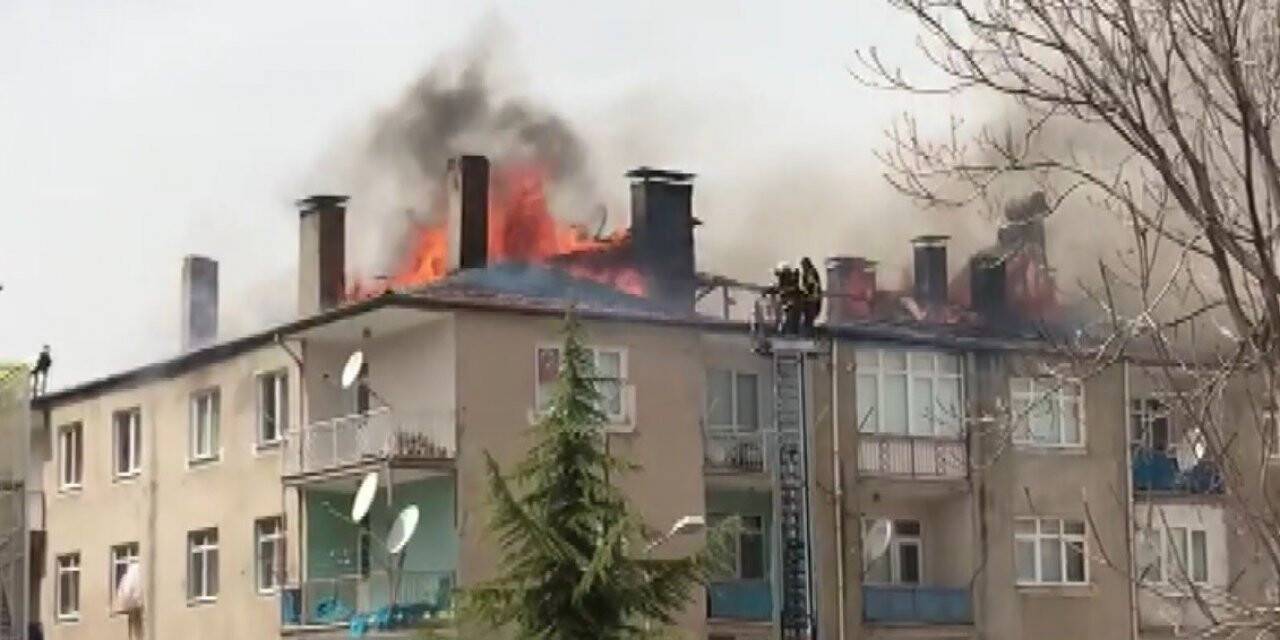 Tokat’ta apartmanın çatısı alevlere teslim oldu