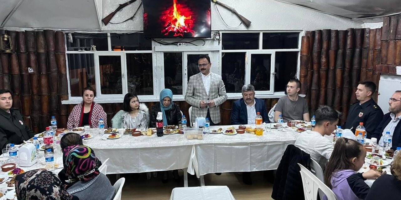 Gediz’de Kaymakam Hakan Alkan yetim çocuklar ile bir araya geldi