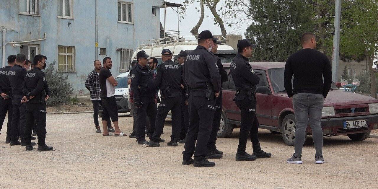 Evini terk eden komşularının eşyalarını sokağa atıp ateşe verdiler