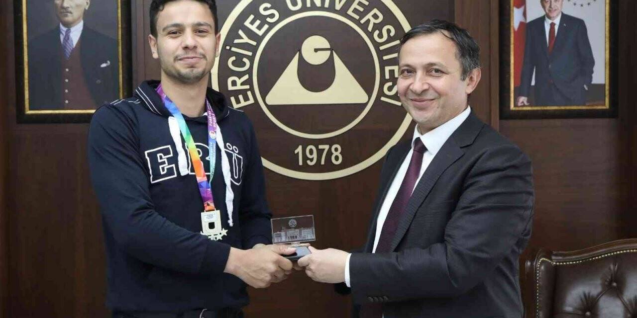 Şampiyon Basketbol Erkek Takımı Sporcularından Rektör Çalış’a ziyaret