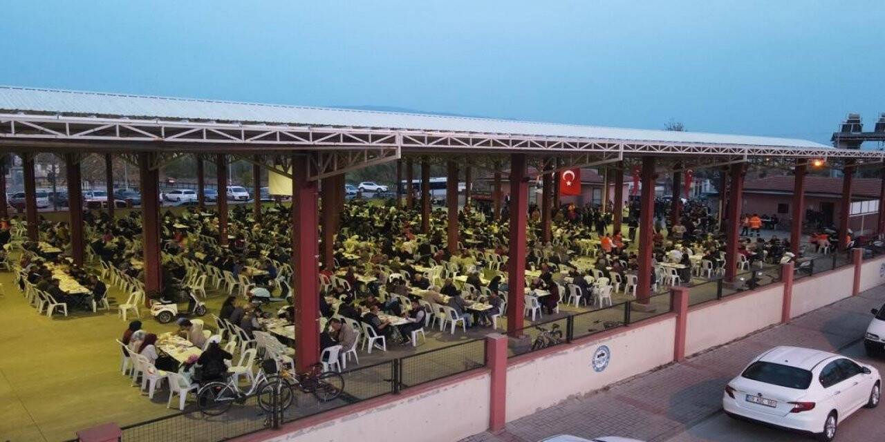 Şirinevler’de yüzlerce kişi orucunu birlikte açtı