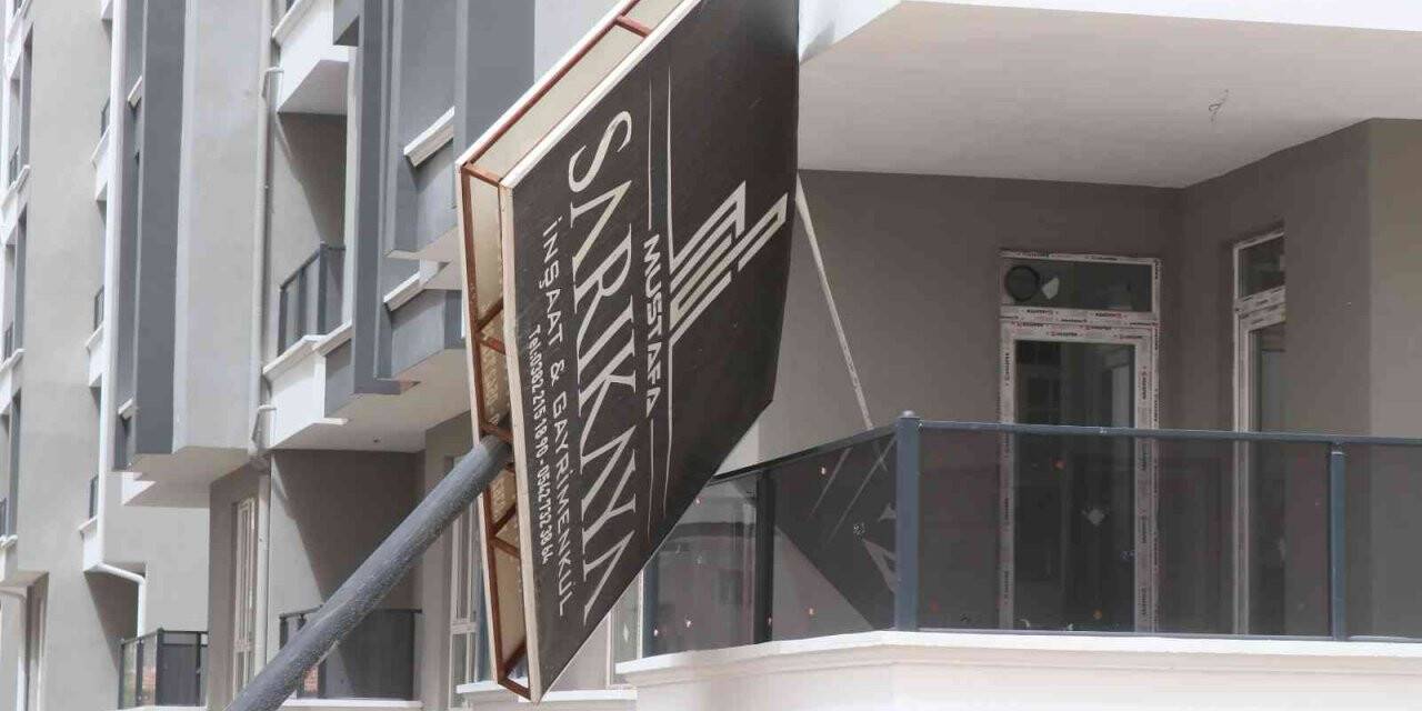 Aksaray’da kuvvetli rüzgar toz bulutu oluşturdu, tabelaları devirdi