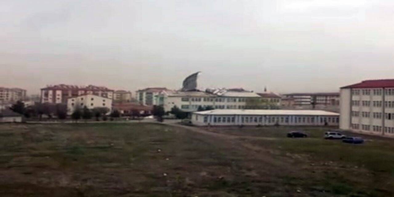 Kuvvetli fırtına okulun çatısını uçurdu