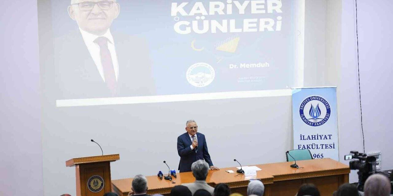 Başkan Büyükkılıç, ilahiyat öğrencileri ile kariyer günlerinde buluştu