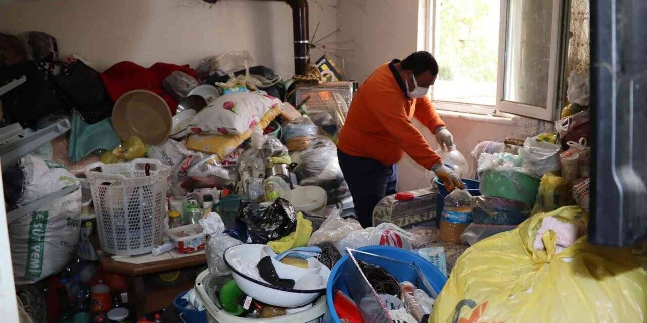 Nazilli’deki evden 4 kamyon çöp çıktı