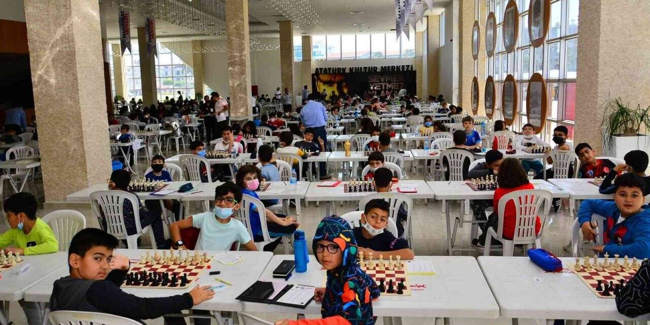 Manavgat 23 Nisan Satranç Turnuvasına 300 genç katıldı