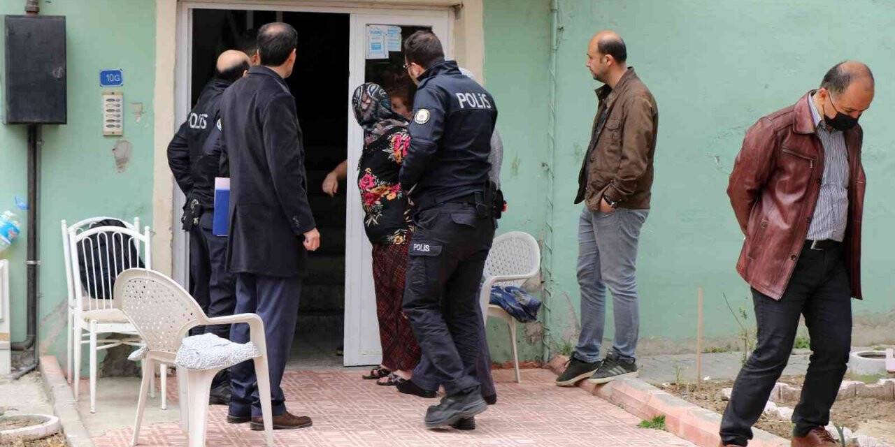 İcra yoluyla çocuğunu almaya gelen kadın, gazetecilere tepki gösterdi