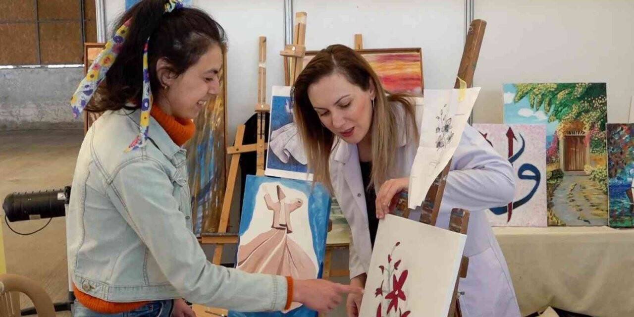 Serebral Palsi hastası Kübra, resim yeteneğini USMEK’te geliştiriyor