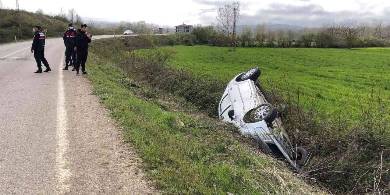 Otomobil tarlaya yuvarlandı: 2 yaralı