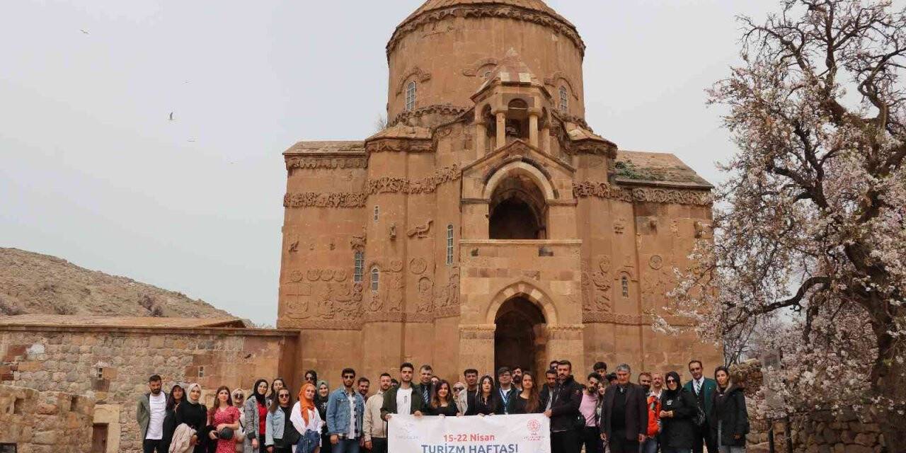Üniversite öğrencileri ilk defa Akdamar Adası’nı gezdi