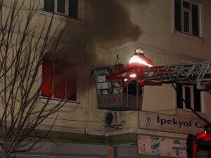 GECE ÇIKAN YANGIN KORKUTTU